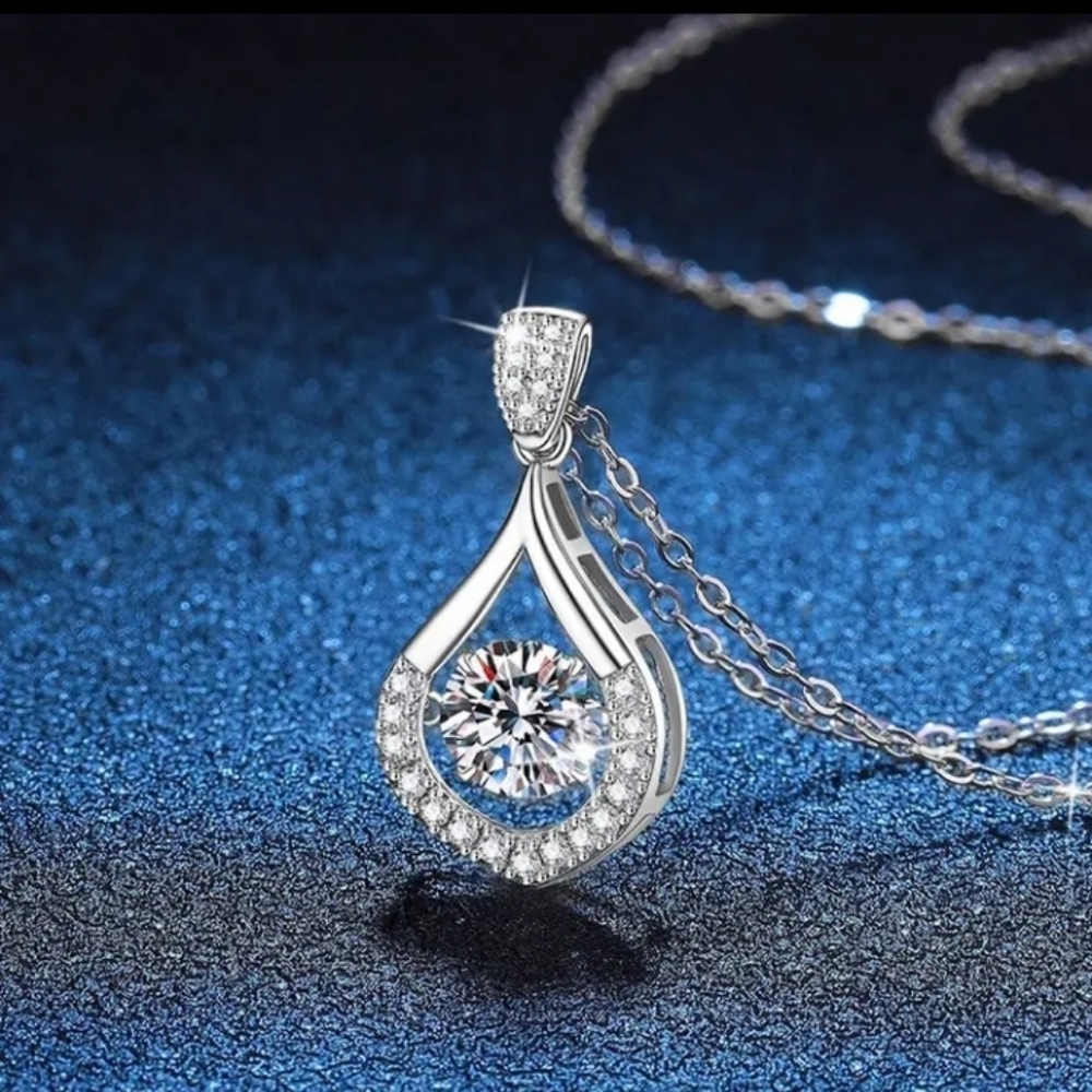 💥CERTIFIED💥 Elegant Silver Teardrop Moissanite Pendant Necklace- 1 Carat - Picture 2 of 2